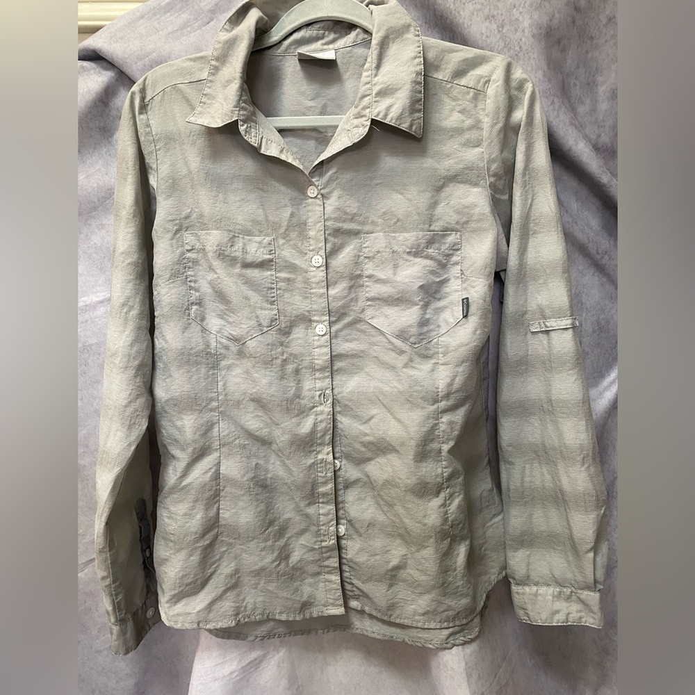 Columbia  Women’s  shirt. Grey. Small